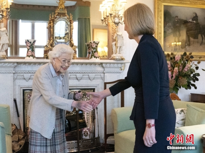 2022年9月6日，英国苏格兰，英国新任首相特拉斯觐见英国女王伊丽莎白二世。白金汉宫发言人此前表示，由于持续的“行动不便”，女王将在苏格兰巴尔莫勒尔度假地任命新首相。而这打破了王室多年来的先例。图片来源：视觉中国