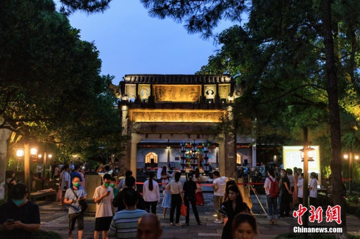资料图：中秋假期，游客在乌镇景区观看传统表演。 展邦昌 摄