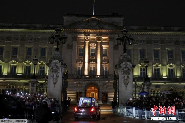 当地时间9月13日20时5分，英国女王伊丽莎白二世的灵柩从苏格兰爱丁堡抵达伦敦白金汉宫。