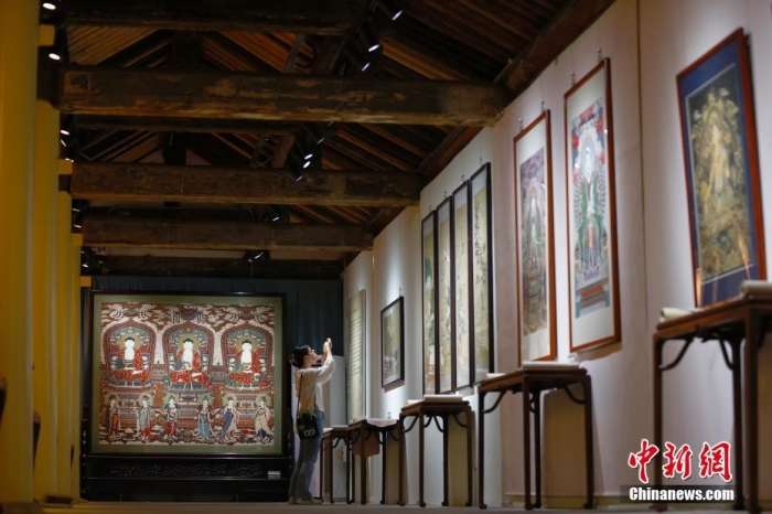 9月16日，素有“京西小故宫”美誉的北京万寿寺重新对公众开放。图为市民参观万寿寺内北京艺术博物馆展览。 <a target='_blank' href='/'>中新社</a>记者 富田 摄