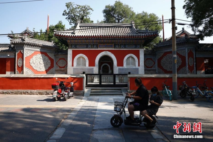 9月16日，素有“京西小故宫”美誉的北京万寿寺重新对公众开放。图为市民从万寿寺门前经过。 <a target='_blank' href='/'>中新社</a>记者 富田 摄