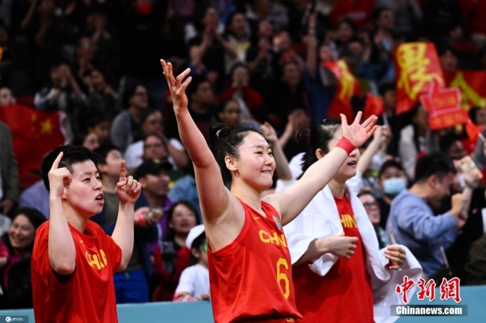 北京时间9月30日晚，在2022女篮世界杯半决赛中，凭借王思雨在最后时刻罚中的制胜两球，中国女篮61:59战胜澳大利亚女篮，时隔28年再次站上女篮世界杯的决赛舞台。根据赛程，中国女篮对阵美国女篮的决赛将在北京时间10月1日进行。图为比赛现场。图片来源：ICphoto