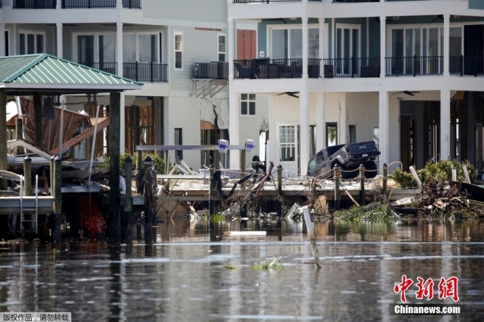 10月2日消息，飓风“伊恩”过境美国佛罗里达州，当地沿海一带房屋道路一片狼藉。