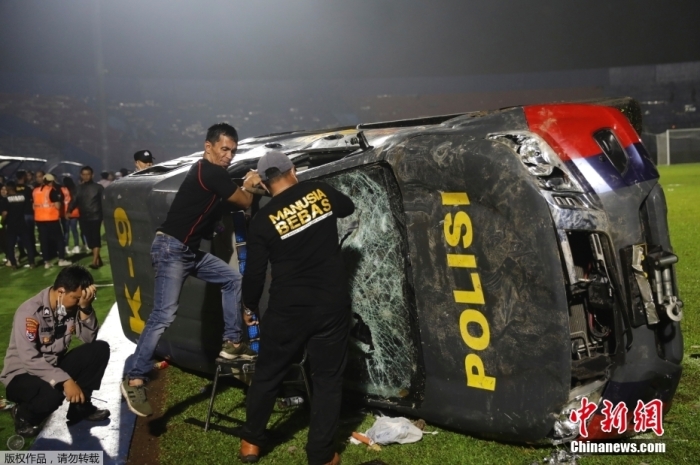 当地时间10月1日，印尼东爪哇省一场足球比赛后，当地体育场发生骚乱和踩踏事件，已造成上百人死亡和受伤。报道称，足球比赛结束后，球队支持者闯入球场，引发踩踏事件，警察向人群发射催泪瓦斯。据称，当时仍在球场上的多名球员也遭到袭击。