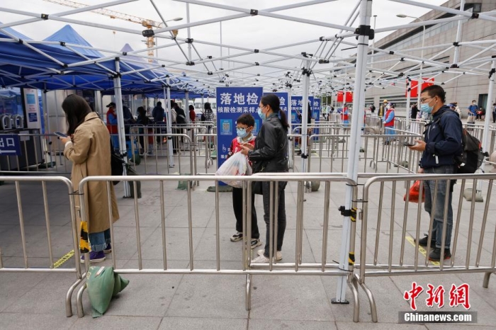 资料图：图为旅客在铁路上海虹桥站西广场有序等待进行核酸检测采样。 殷立勤 摄