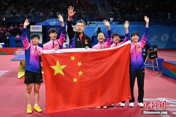 10月8日晚，2022成都世乒赛女团决赛落幕。在万众期待的中日对决中，中国队以3:0拿下比赛，取得胜利。本次夺冠后，国乒女团已经实现赛事5连冠。图片来源：视觉中国