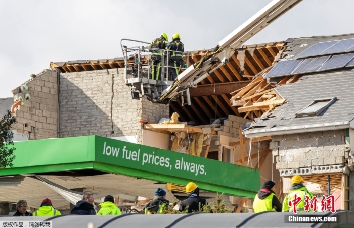 图为紧急救援人员抵达爆炸事故现场。