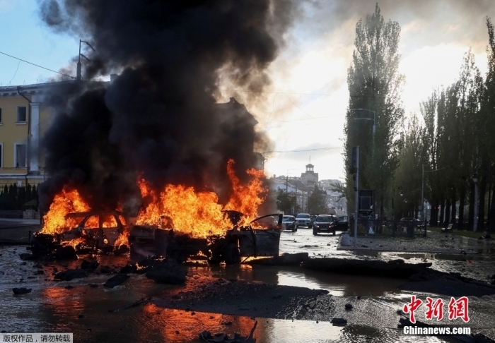 资料图：10月10日，乌克兰首都基辅市中心发生多次爆炸。图为基辅市中心爆炸导致汽车燃烧。