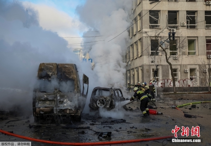 当地时间2022年10月10日，乌克兰首都基辅市中心发生多次爆炸。图为消防员抵达现场灭火。