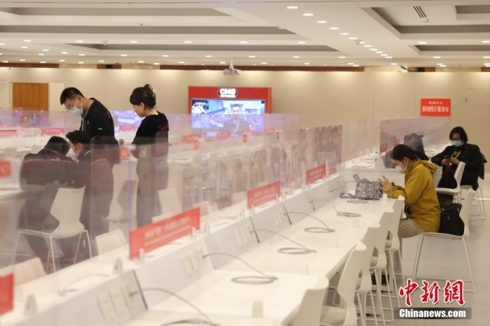 图为媒体记者在北京新世纪日航饭店的记者工作区工作。 <a target='_blank' href='/'>中新社</a>记者 蒋启明 摄 　