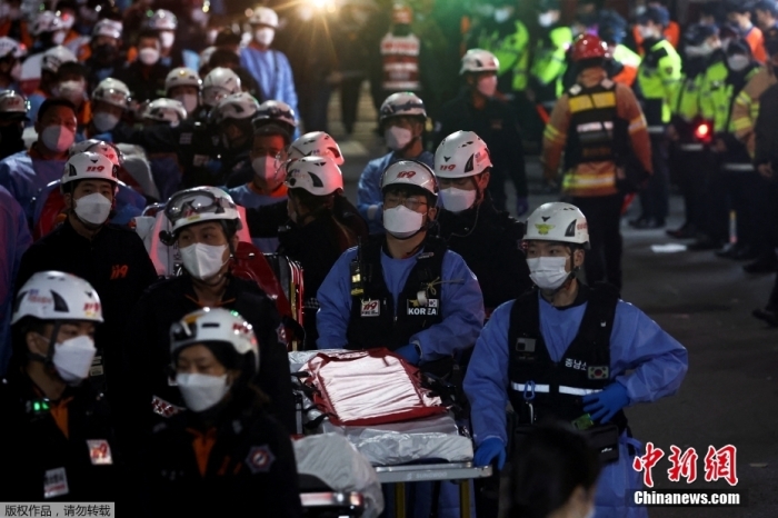 当地时间10月29日晚，韩国首尔龙山区梨泰院发生大规模踩踏事故。最新消息显示，截至当地时间30日早上6时，已有149人遇难，76人受伤。目前，事故原因正在调查中。图为30日凌晨，救援人员抵达事故现场。