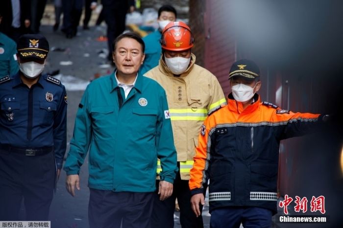 图为韩国总统尹锡悦抵达梨泰院踩踏事故现场。