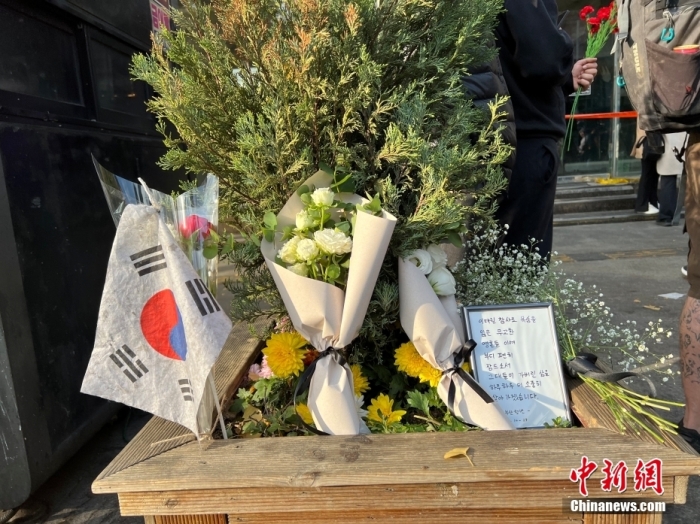 为当地时间10月30日，有民众到事发地献花哀悼。 <a target='_blank' href='/'>中新社</a>记者 刘旭 摄