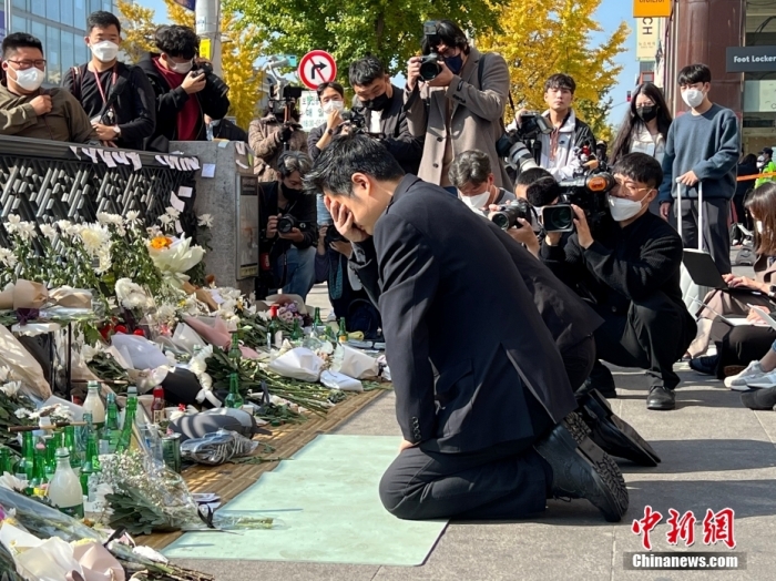 当地时间2022年10月31日，韩国首尔市龙山区梨泰院站1号口，汉密尔顿酒店楼下，民众送来鲜花和祭品悼念遇难者。29日晚间，首尔市龙山区梨泰院发生严重踩踏事故，截至当地时间31日6时，首尔踩踏事故已造成154人遇难，149人受伤，其中33人重伤，116人轻伤。中新社记者 刘旭 摄