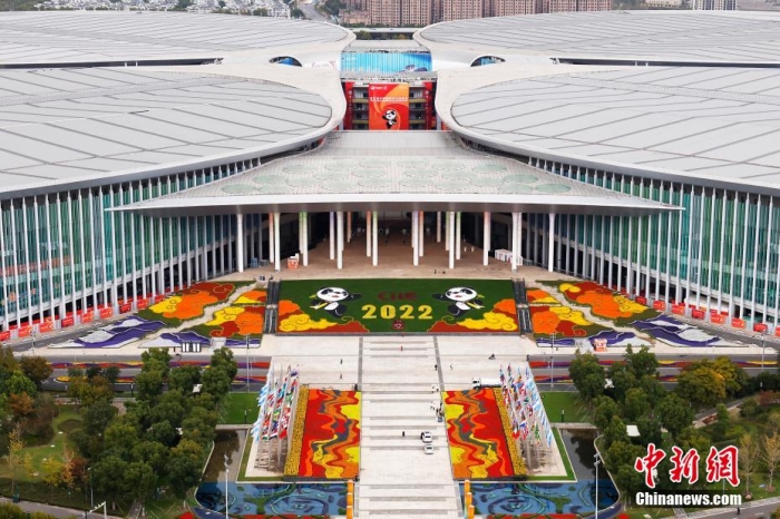 11月1日，航拍国度会展中心(上海)。第五届中国外洋入口展览会将于11月5日至10日在国度会展中心(上海)举办。殷立勤 摄