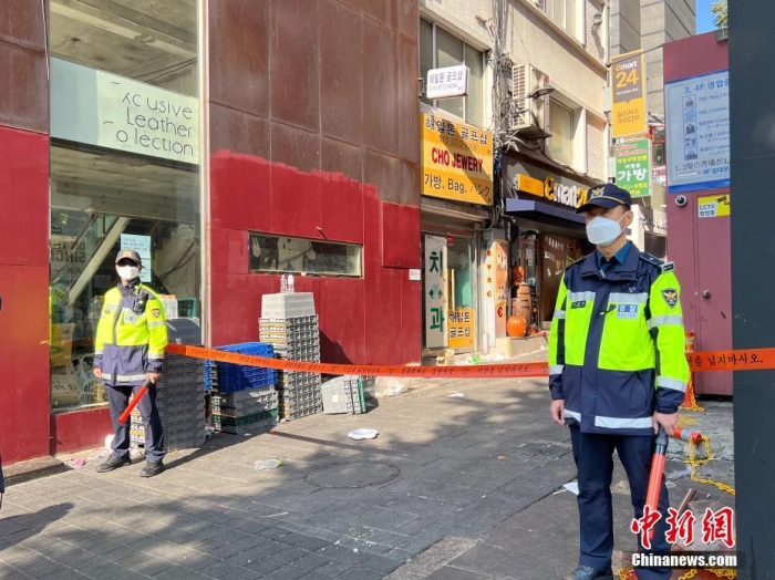 资料图：当地时间10月31日，首尔梨泰院踩踏事故发生地附近的巷子被警戒封闭。 中新社记者 刘旭 摄