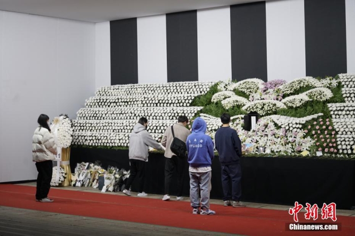 当地时间11月1日23时45分许，韩国民众在位于首尔广场的集体焚香所悼念梨泰院踩踏事故遇难者。 <a target='_blank' href='/'>中新社</a>记者 刘旭 摄