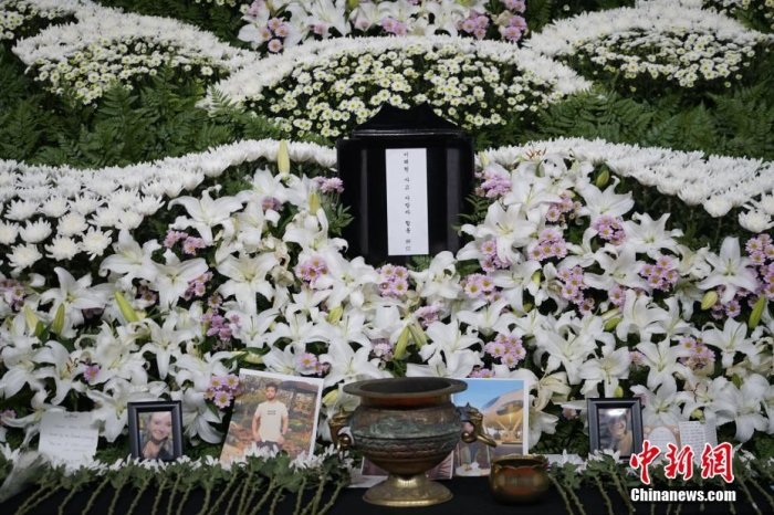 當地時間11月1日23時45分許，韓國民眾在位于首爾廣場的集體焚香所悼念梨泰院踩踏事故遇難者。 <a target='_blank' href='/'>中新社</a>記者 劉旭 攝