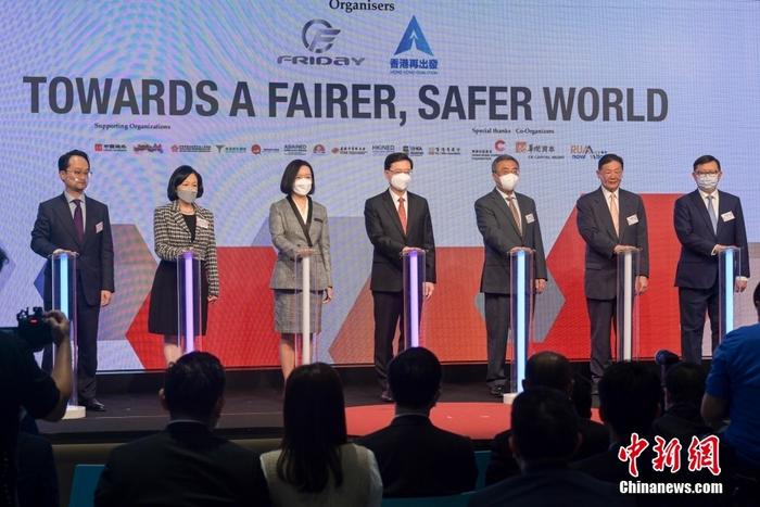 图为香港特区行政长官李家超（中）、香港中联办副主任卢新宁（左三）等嘉宾主持开幕礼。 <a target='_blank' href='/'>中新社</a>记者 陈永诺 摄