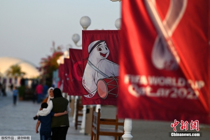 11月13日消息，随着卡塔尔世界杯脚步的日益临近，多哈大街小巷随处可见本届世界杯的吉祥物：拉伊卜，在阿拉伯语中意为技艺高超的球员。拉伊卜的设计灵感来自于卡塔尔人的传统服饰。图为这枚古灵精怪的“饺子皮”活力四射地出现在多哈的街头，萌化人心。