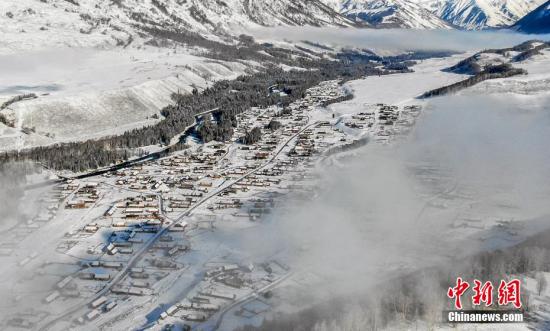 Heavy snow blocks roads, strands visitors in Xinjiang