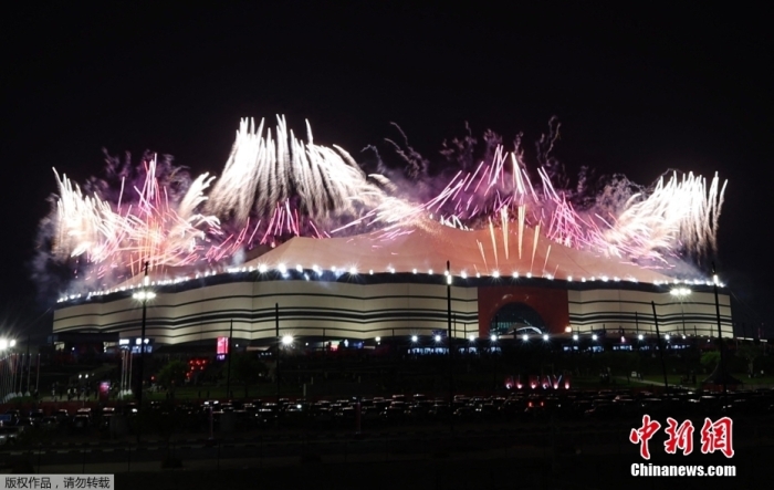 当地时间11月20日，2022年卡塔尔世界杯开幕式在海湾球场举行。图为海湾球场上空烟花绽放。