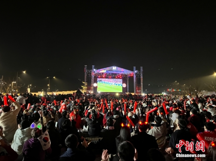当地时间11月24日晚，大批球迷聚集在首尔光化门广场，为韩国队加油助威。当日，卡塔尔世界杯小组赛H组迎来首轮比赛，韩国队迎战南美劲旅乌拉圭队。 <a target='_blank' href='/'>中新社</a>记者 刘旭 摄