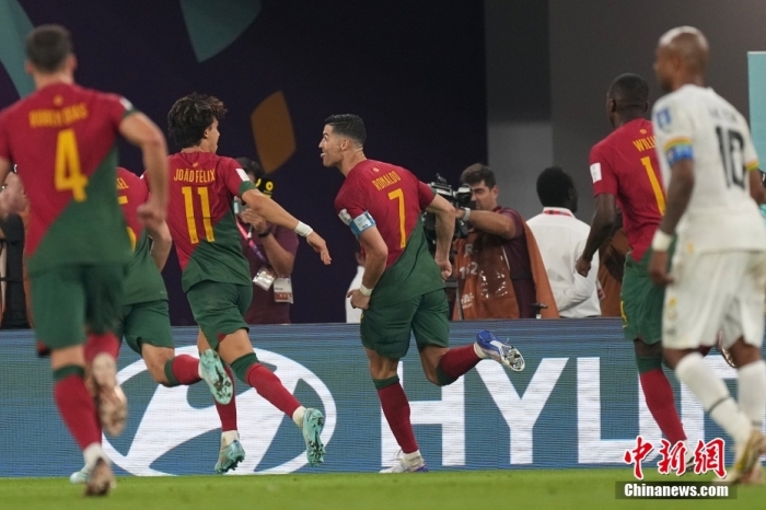 当地时间11月24日，世界杯小组赛H组首轮葡萄牙队对阵加纳队的比赛在974球场打响，葡萄牙队由C罗领衔，布鲁诺·费尔南德斯、伯纳多·席尔瓦等出战。C罗通过点球帮助葡萄牙队取得领先，他也成为历史首位在连续五届世界杯中取得进球的球员。葡萄牙队菲利克斯、莱奥以及加纳队安德烈·阿尤、布卡里本场比赛也均有进球入账，最终葡萄牙3:2险胜，取得开门红。图为葡萄牙队庆祝进球。中新社记者 崔楠 摄