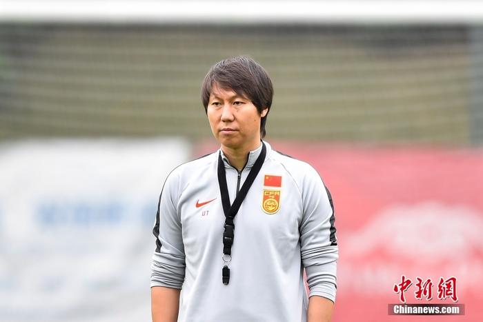 时任中国国家男子足球队主教练李铁在训练场上规划训练。 <a target='_blank' href='/'>中新社</a>记者 陈骥旻 摄 