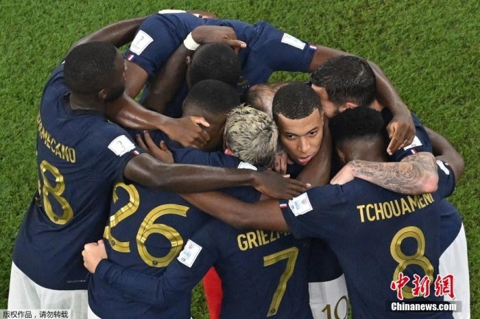 为法国队围在一起庆祝进球。