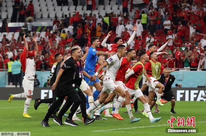 北京时间11月27日，卡塔尔世界杯小组赛F组第2轮，比利时队对阵摩洛哥队。摩洛哥队替补上场的萨比里与阿布哈勒各入1球，最终2:0战胜比利时队。图为摩洛哥队球员庆祝胜利。
