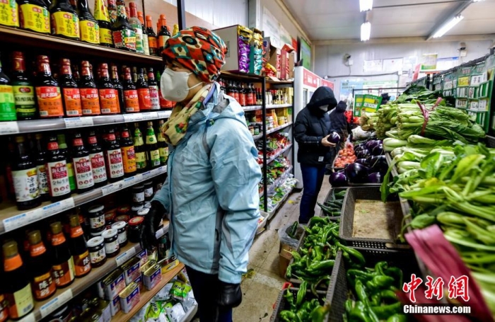 乌鲁木齐居民购买蔬菜、调料等生活用品。 刘新 摄