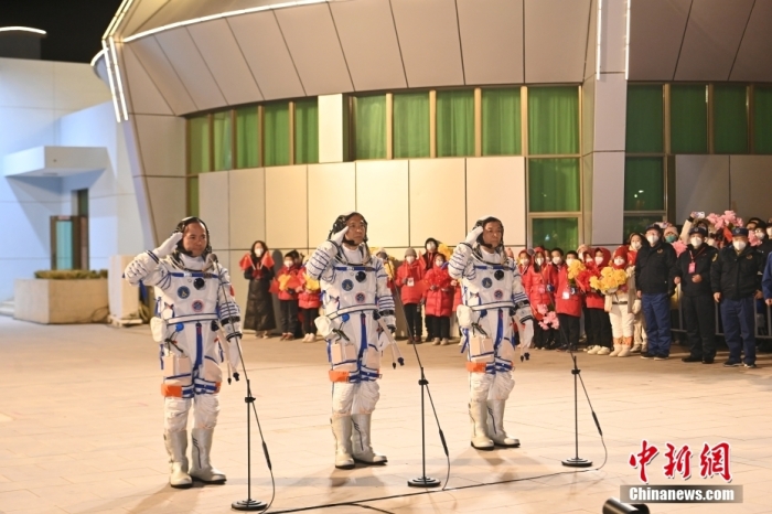 北京时间2022年11月29日20时18分，神舟十五号载人飞行任务航天员乘组出征仪式在酒泉卫星发射中心问天阁圆梦园广场举行。 汪江波 摄