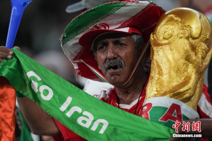 当地时间11月29日，卡塔尔世界杯B组一场小组赛在阿图玛玛球场进行，美国队1-0胜伊朗队。图为赛场内的伊朗队球迷。 <a target='_blank'  data-cke-saved-href='/' href='/'>中新社</a>记者 崔楠 摄