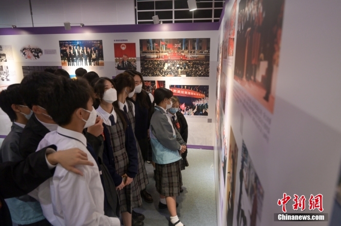 图为学生赏玩展览。 中新社记者 陈永诺 摄 　 　 　 　 　