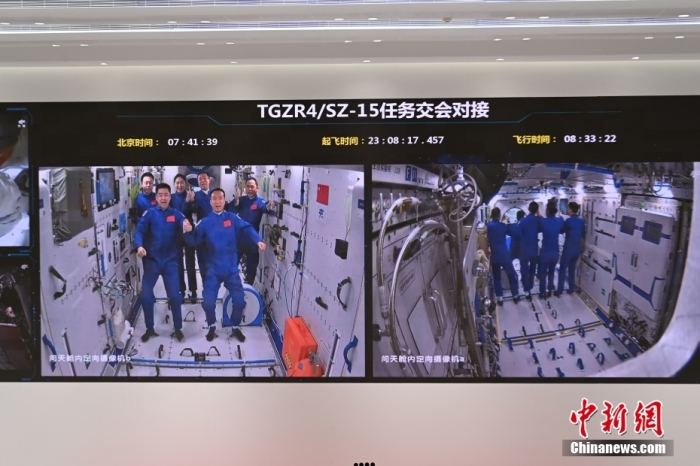 据中国载人航天工程办公室消息，在载人飞船与空间站组合体成功实现自主快速交会对接后，神舟十五号航天员乘组从飞船返回舱进入轨道舱。完成各项准备后，北京时间2022年11月30日7时33分，翘盼已久的神舟十四号航天员乘组顺利打开“家门”，热情欢迎远道而来的亲人入驻“天宫”。随后，“胜利会师”的两个航天员乘组，一起在中国人自己的“太空家园”里留下了一张足以载入史册的太空合影。
后续，两个航天员乘组将在空间站进行首次在轨轮换。期间，6名航天员将共同在空间站工作生活约5天时间，完成各项既定任务和交接工作。汪江波 摄