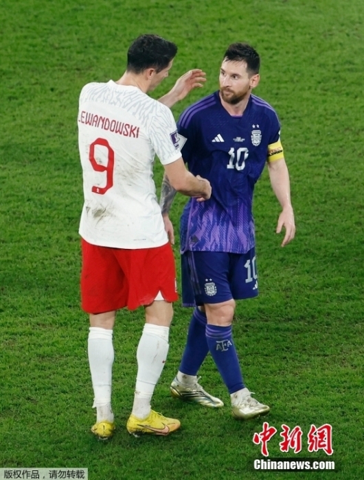 梅西(右)与波兰球星莱万。
