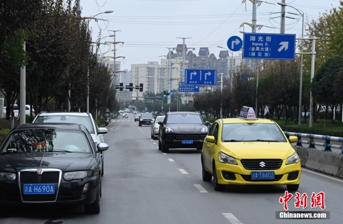 12月2日，重庆街头道路上的车辆逐渐增多，不少市民也开始出门采购物资，城市正在有序恢复正常生产生活秩序。图为街头道路上的车辆逐渐增多。 陈超 摄