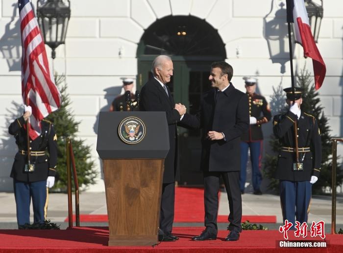 当地时间12月1日，美国总统拜登在白宫为来美进行国事访问的法国总统马克龙举行欢迎仪式。 <a target=