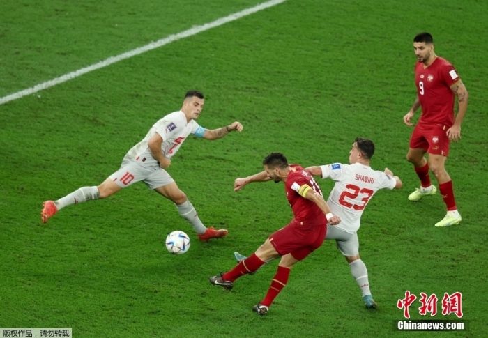塞尔维亚队球员(红)射门。
