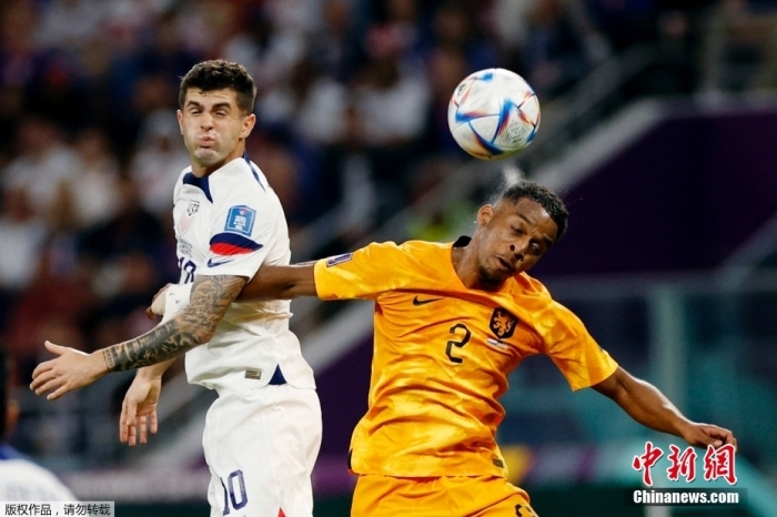 北京时间12月3日，卡塔尔世界杯八分之一决赛，荷兰队对阵美国队的比赛正式打响。图为双方球员争抢头球。