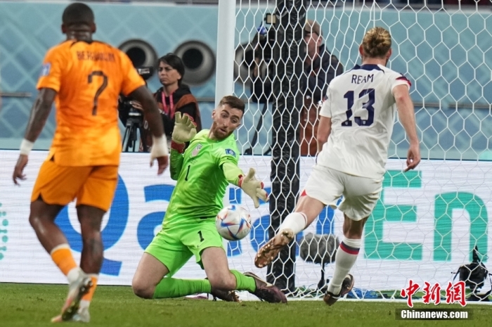 荷兰3:1战胜美国闯进8强 范加尔“热吻”邓弗里斯