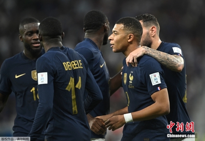 当地时间12月4日，2022卡塔尔世界杯1/8决赛，法国队3:1淘汰波兰队，成为第三支晋级本届世界杯8强的队伍。图为法国队员庆祝进球。