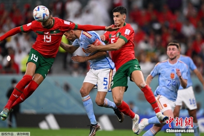 当地时间12月6日，2022卡塔尔世界杯1/8决赛继续进行，摩洛哥队与西班牙队的比赛在教育城球场打响。本场比赛，两队在常规时间和加时赛均无法取得进球，双方进入点球大战。在点球大战中，摩洛哥队凭借门将布努的神奇发挥，两次扑出西班牙球员的点球射门，帮助摩洛哥队淘汰西班牙队，历史首次闯入世界杯8强。图为比赛现场。