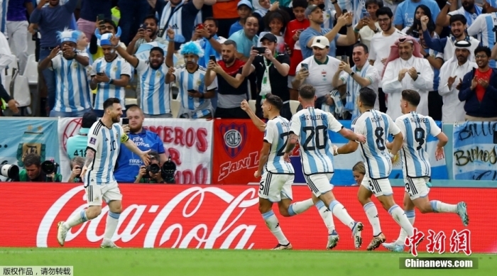 阿根廷球员跑到球迷看台前庆祝进球。