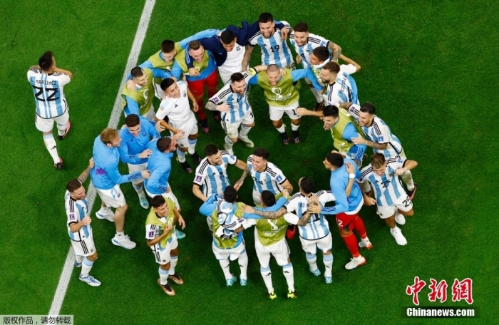 阿根廷球员围在一起庆祝胜利。
