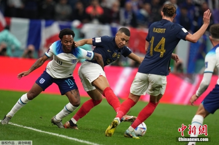 北京时间12月11日凌晨，卡塔尔世界杯1/4决赛继续进行，卫冕冠军法国队战胜英格兰队，夺得最后一个四强席位。上半场，琼阿梅尼远射破门为法国队首开记录；进入下半场凯恩点射帮助英格兰队扳平比分，随后法国前锋吉鲁的头球破门将比分再次超出。最后时刻，英格兰队获得第二次点球机会，凯恩的大力轰门高出横梁。最终，法国队2:1战胜英格兰队，晋级四强。图为两队球员在比赛现场。<a target='_blank' href='/'>中新社</a>记者 崔楠 摄