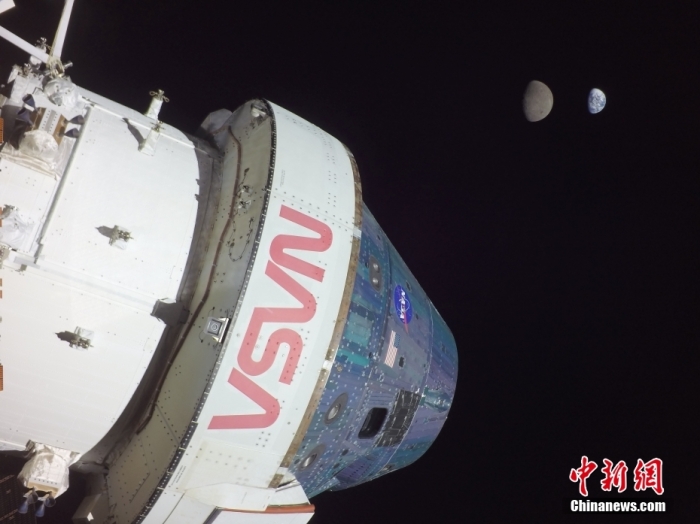 当地时间12月11日，美国国家航空航天局(NASA)的“猎户座”飞船完成为期25.5天的无人绕月飞行任务，在墨西哥下加利福尼亚州附近的太平洋上溅落。图为11月28日，“猎户座”所携影像设备拍摄的地球与月球“同框”照片。 <a target='_blank' href='/'><p  align=