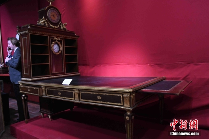 图为估价最高的艺术品是这件18世纪路易十六时代的大型古典书桌，估价40万欧元。 <a target=