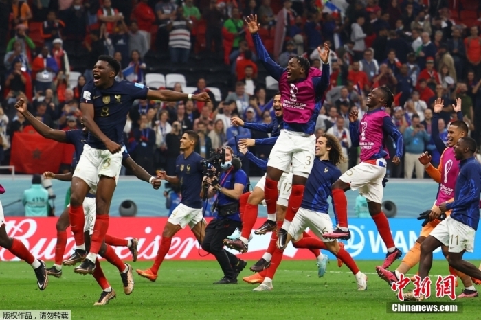 法国队球员们庆祝胜利。